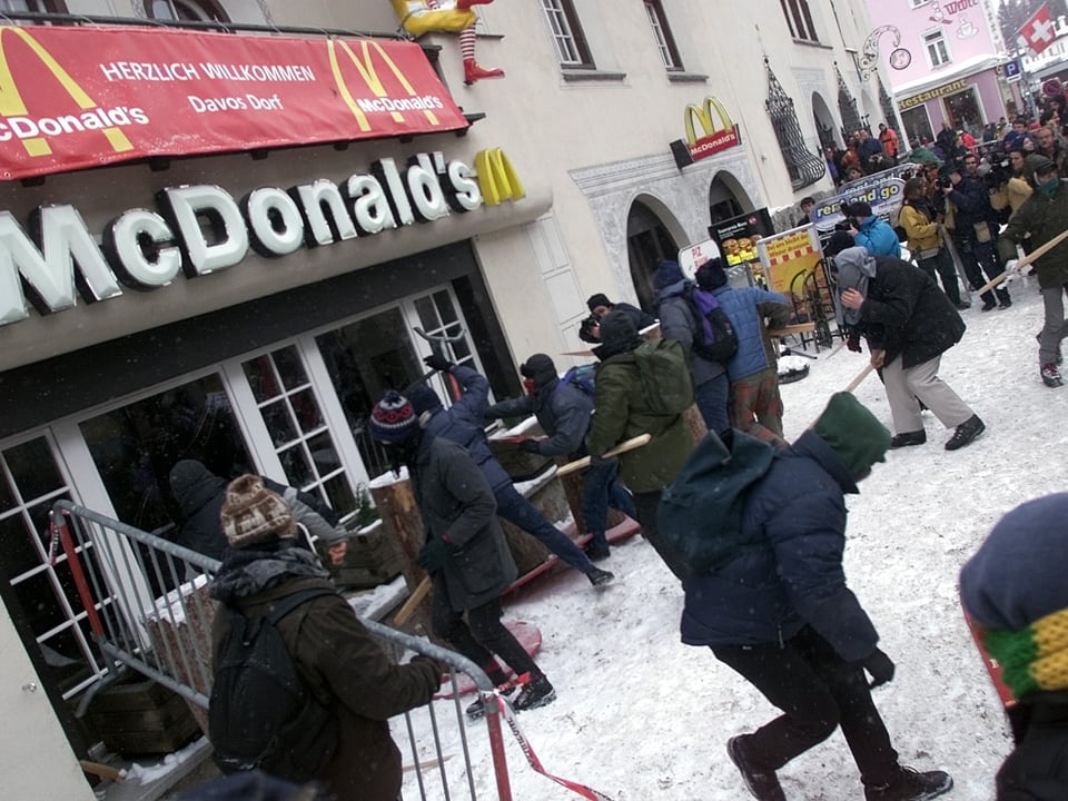 Demonstranten zerschlagen im Jahr 2000 die Scheiben einer McDonald's-Filiale in Davos. 
