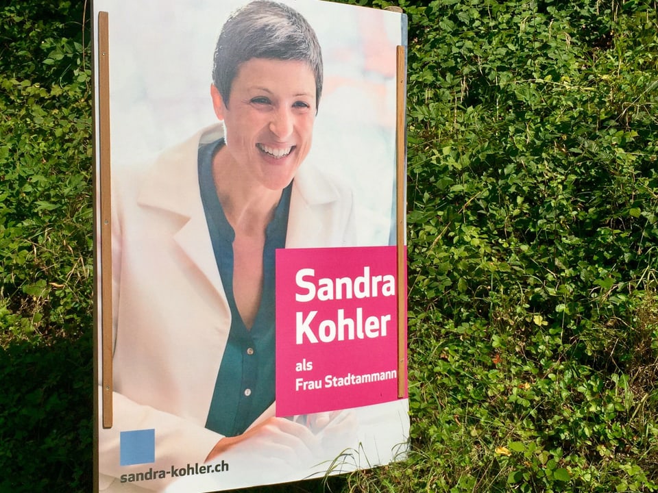 Plakat mit Frau und Aufschrift Sandra Kohler.