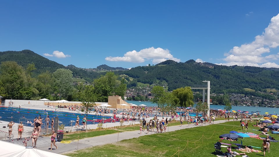 Blick auf das Schwimmbad in Thun.