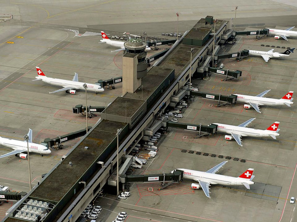 Luftaufnahme, Swiss-Flugzeuge auf dem Rollfeld des Flughafens Zürich