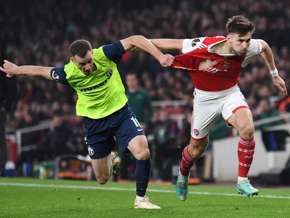 Nikola Boranijasevic im Zweikampf mit Torschütze Kieran Tierney.