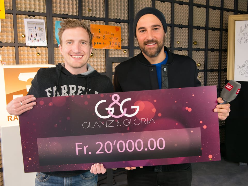 «glanz & gloria»-Moderator Salar Bahrampoori übergibt der Crew von JRZ den Erlös von 20'000 Franken aus den Versteigerungen der «G&G»-Adventskalender-Aktion.