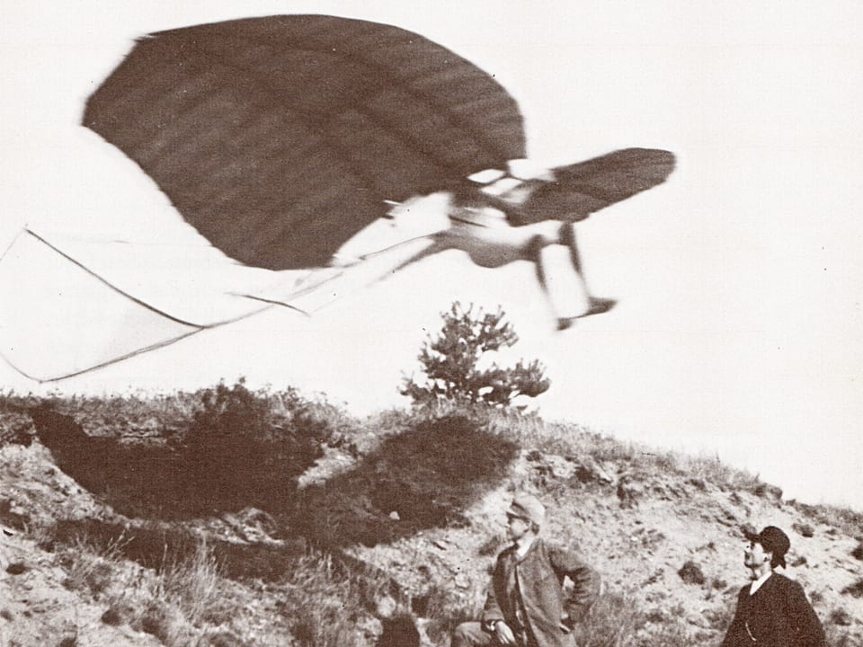Schwarz-Weiss-Aufnahme mit Otto Lilienthal in einem seiner Gleitflieger.