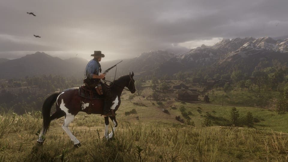 Das Bild zeigt einen Cowboy auf einem Pferd vor einer hügeligen Landschaft.