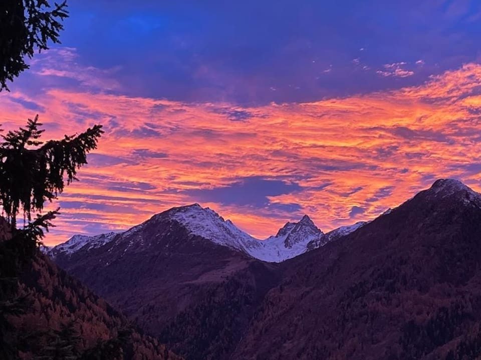 Wiler im Lötschental/VS Abendrot am Himmel.