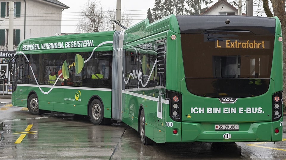 Der Bus ist grün. Hintendrauf steht: Ich bin ein E-Bus.