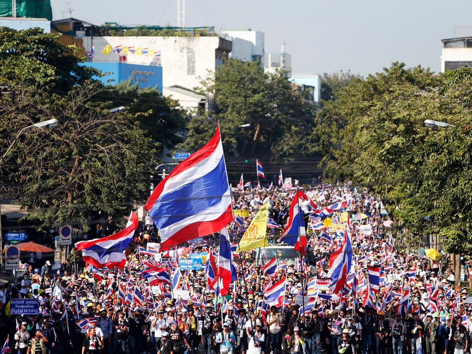 Massen Proteste in Bangkok. Noch ist die Stimmung friedlich. Wie lange noch? Die Opposition will die Stadt so lange lahmlegen, bis sich die Shinawatra-Anhänger von allen politischen Ämtern zurückgezogen haben. (reuters)
