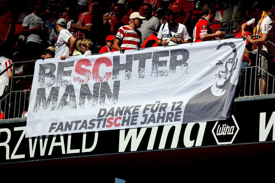 Ein Banner mit der AUfschrift «Beschter Mann» zu Ehren von Christian Streich.