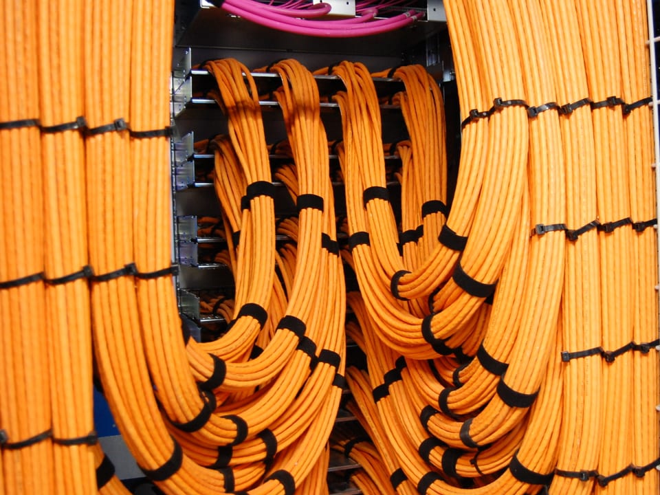 Dicke, ordentlich gebündelte Kabelstränge im Swisscom-Rechenzentrum Bern-Wankdorf
