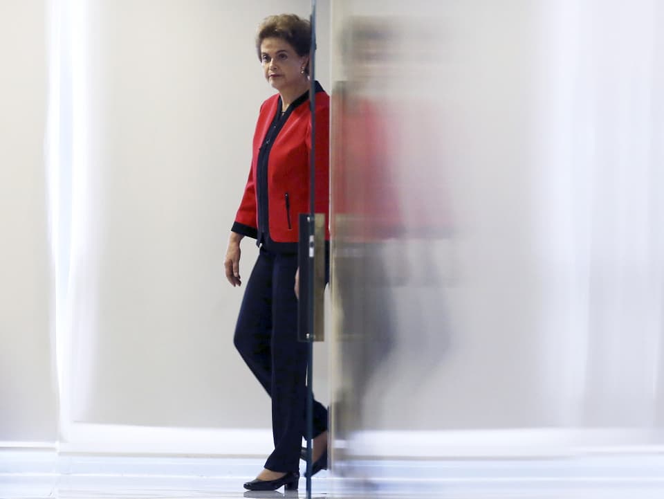 Dilma Rousseff geht in einen Raum hinein