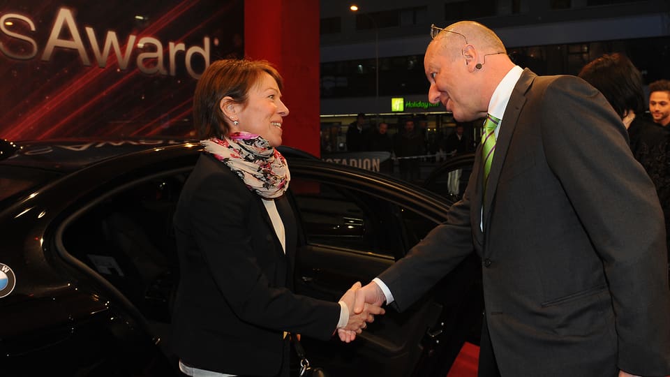 Ankunft der nominierten «Helden des Alltags» Ankunft der nominierten «Helden des Alltags»: SRG SSR-Generaldirektor Roger de Weck begrüsst Monika Langmesser auf dem Roten Teppich vom «SwissAward».