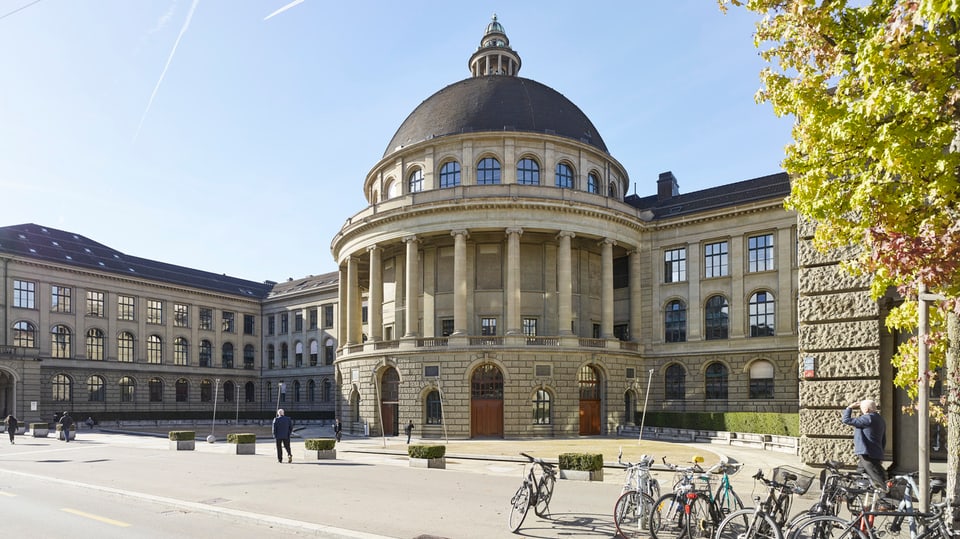 Eingang des Hauptgebäudes der ETH Zürich an der Rämistrasse.