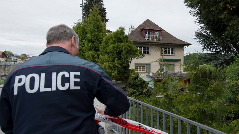Ein Berner Kantonspolizist sicherte den Tatort in Spiez. Nun soll eine hohe Belohnung zur Täterschaft führen.