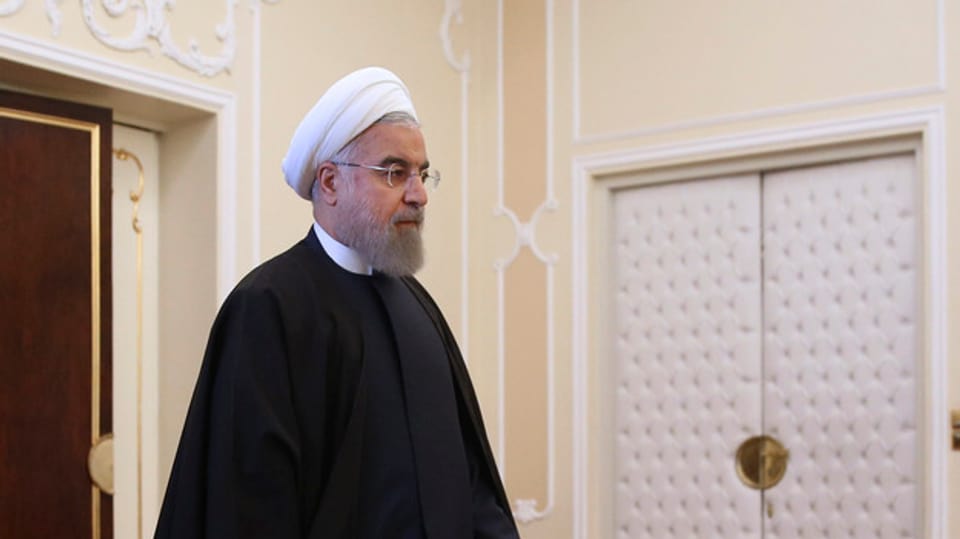 Präsident Hassan Rohani schreitet durch ein Zimmer des Präsidentensitzes in Teheran