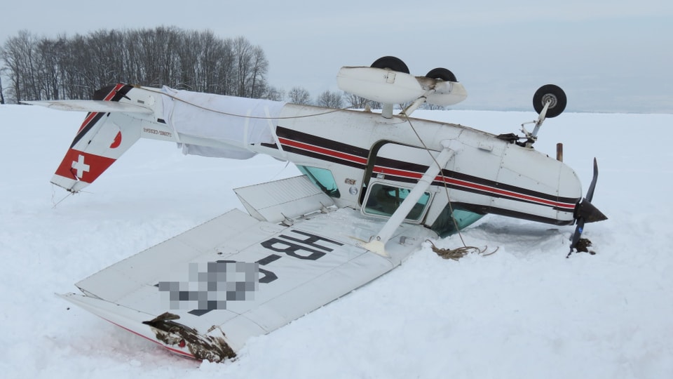 Das Flugzeug liegt im Schnee auf dem Dach und sieht ein bisschen skurill aus...