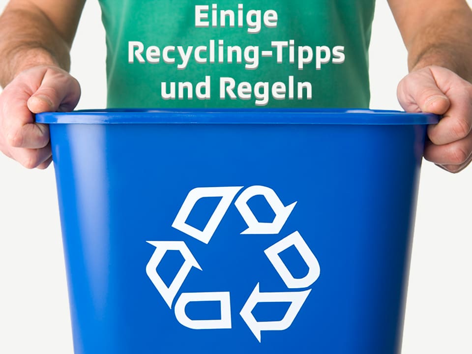 Mann trägt Kübel mit Recycling-Logo