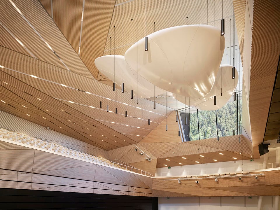 Konzertsaal in Holz, mit von der Decke hängende Mikrophone.