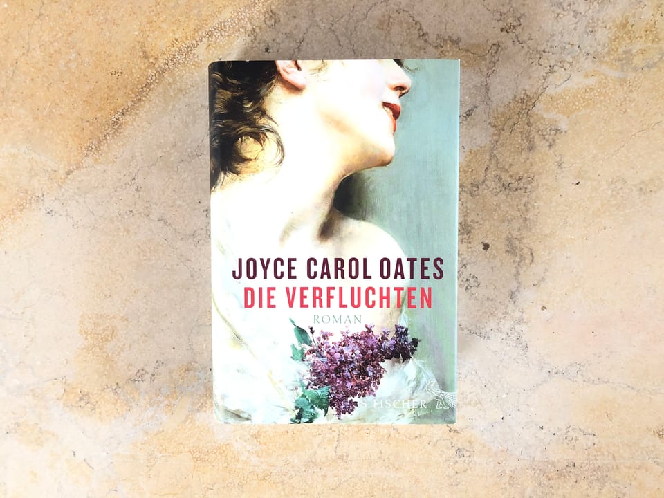 Vampir-Tipp Nummer 4 Der Roman «Die Verfluchten» von Joyce Carol Oates liegt auf einer Marmorplatte