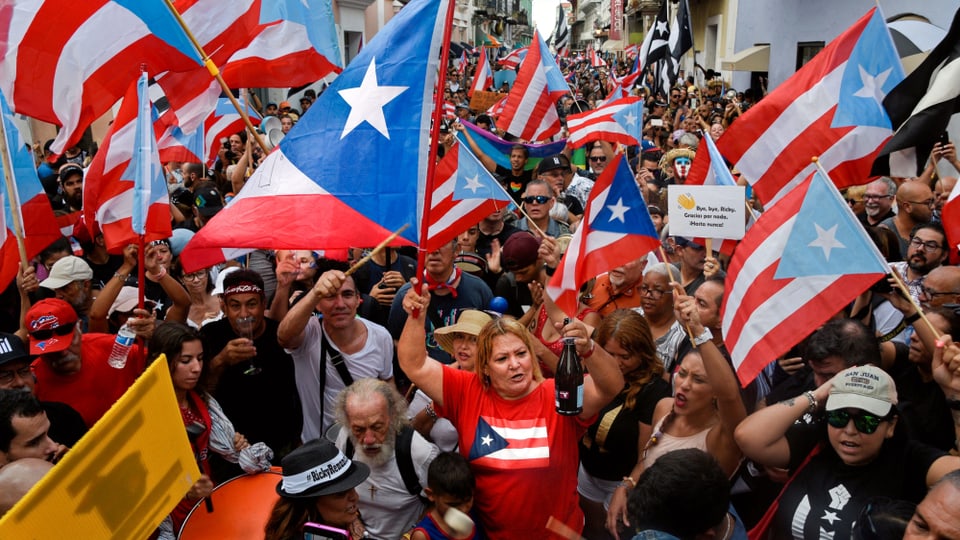 Menschenmenge mit Fahnen Puerto Ricos.