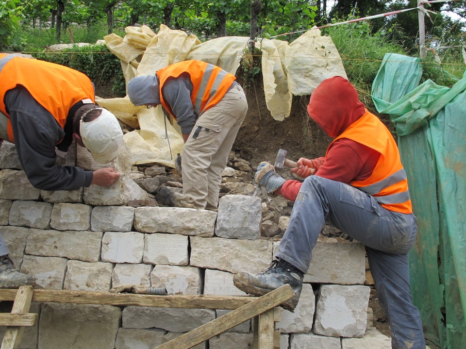 Trockenmauern werden ohne Mörtel aufgebaut, die Steine werden zurechtgehauen und passend aufeinander geschichtet, das bedeutet viel Handarbeit.