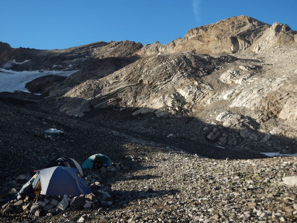 Das Camp bei der Ducanfurgga, am Fuss der Fundschicht des Quastenflossers auf mehr als 2700 Meter Höhe.