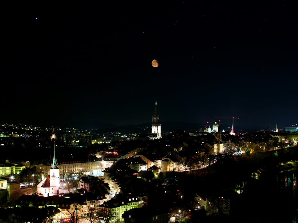 Der abnehmende Mond über der Stadt Bern.