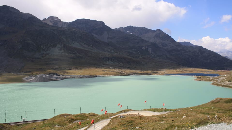 Am Lago Bianco am Berninapass sind zahlreiche Windsäcke aufgestellt. Sie zeigten am Nachmittag alle nach Süden, ein klares Zeichen, dass Nordföhn blies.