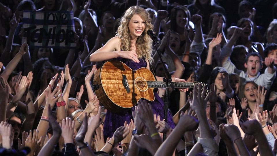 Taylor Swift umringt von Fans