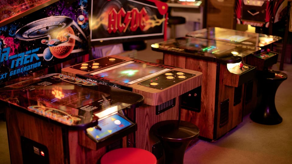 Vier Videospiel-Tischchen in Reih und Glied