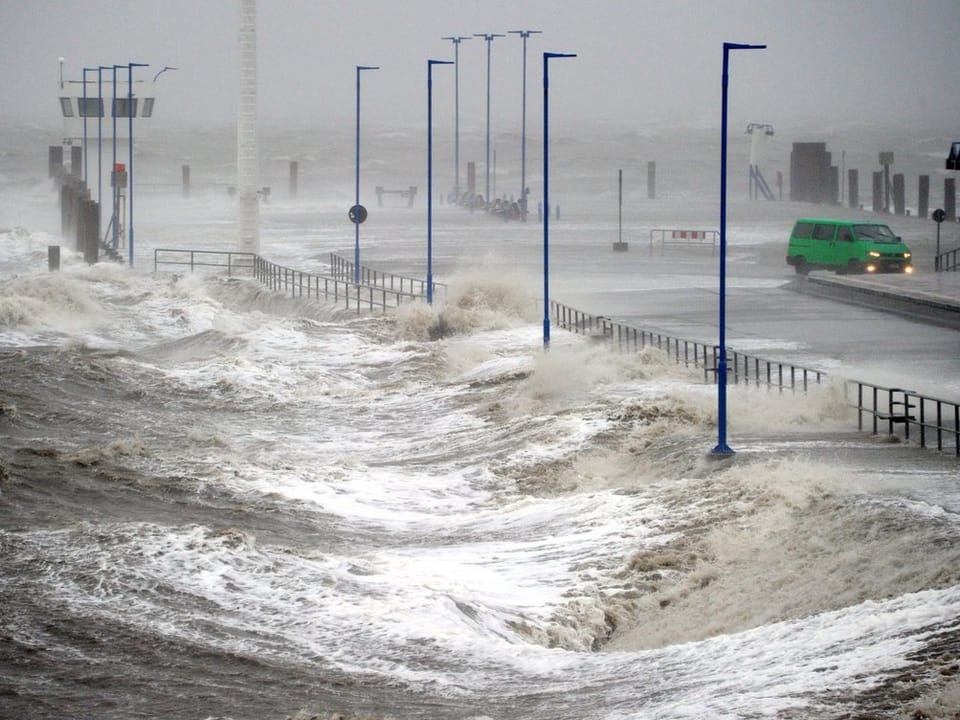 5.12.2013 Der Fähranleger in Dagebüll an der Westküste Schleswig-Holsteins ist überschwemmt.