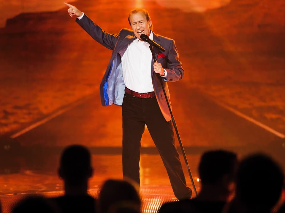 Michael Holm singt auf der Bühne der Bodensee-Arena