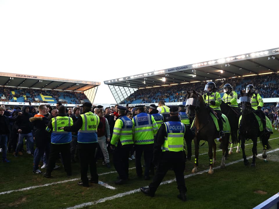 Millwall Fans werden von berittenen Einheiten gestoppt.