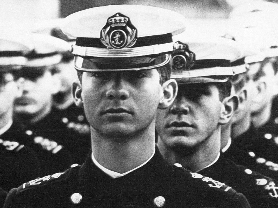 Schwarzweiss-Aufnahme des 18-jährigen Prinz Felipes mit Marine-Hut.
