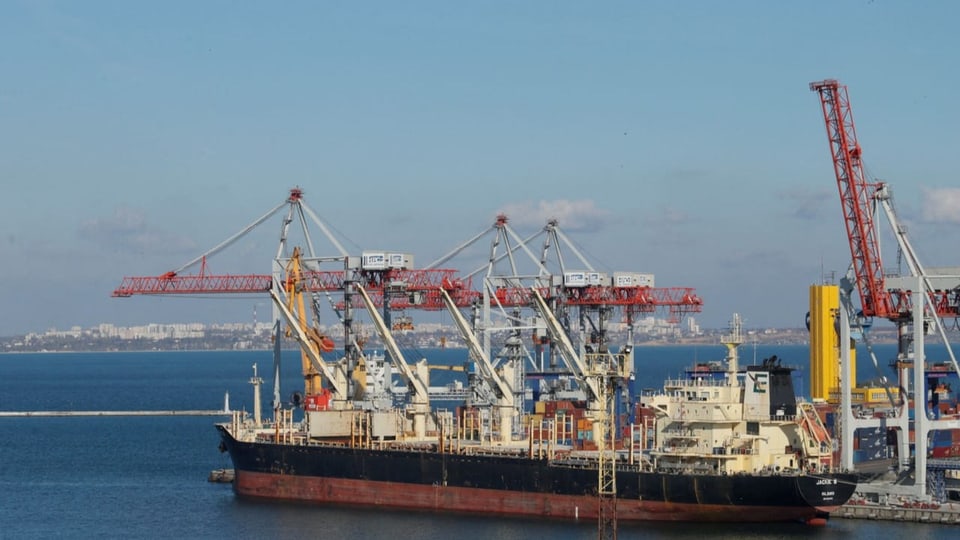 Frachter im Hafen von Odessa (April 2022).