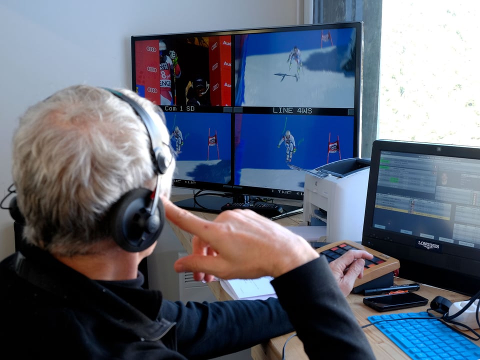 Beni Zumstein sitzt vor einem grossen Bildschirm, auf den die Bilder von vier Kameras übertragen werden.