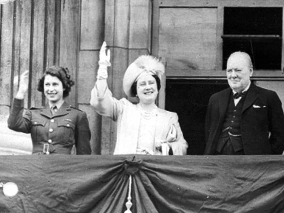 Die Queen in Uniform neben Winston Churchill und seiner Gattin.