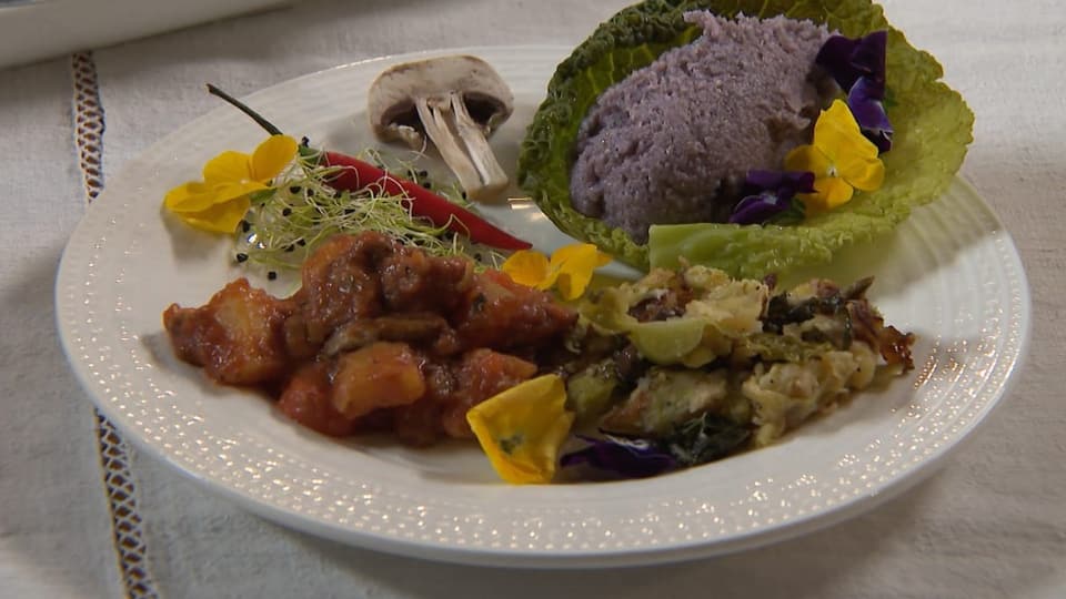 schwarze Polenta mit Gemüseragoût	
