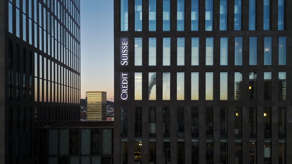 Im Bild das Logo der Credit Suisse an einem Gebäude der Bank in Oerlikon,