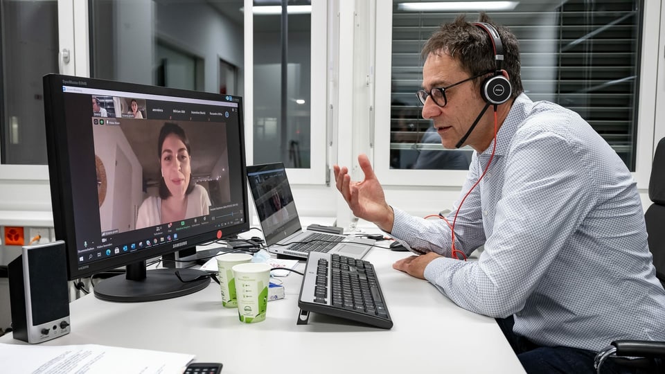 Von seinem Büro aus im Studio Zürich Leutschenbach beantwortet Tristan Brenn Fragen der Studierenden der ZHAW, ...