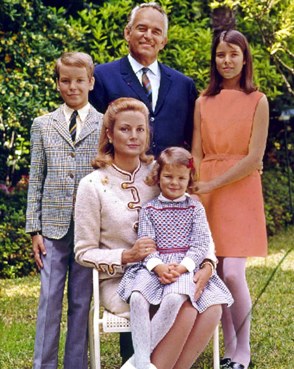 Die Fürstenfamilie posiert für ein Foto im Garten des Palasts.