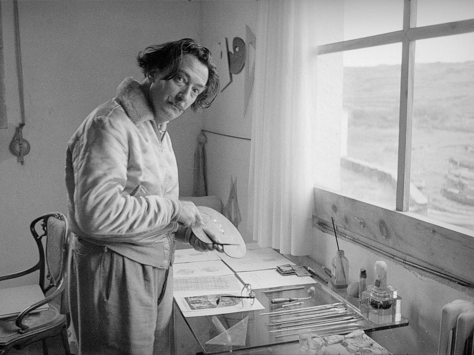 Salvador Dalí steht am Fenster seines Ateliers.