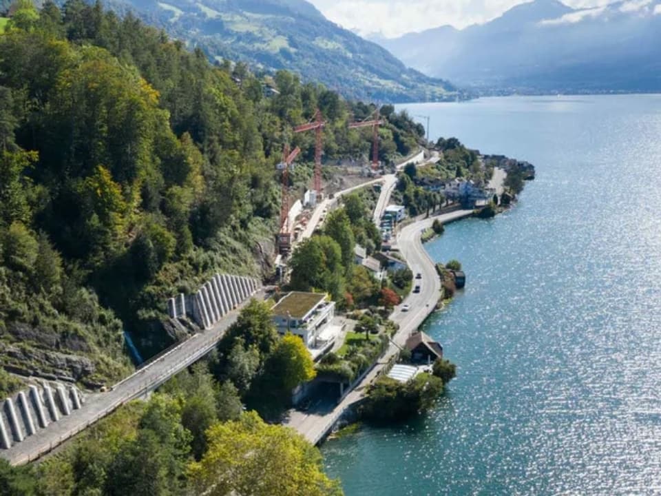 Auf der Strecke Zug-Walchwil-Arth-Goldau wird das Gelände mit neuen Mauern gesichert.