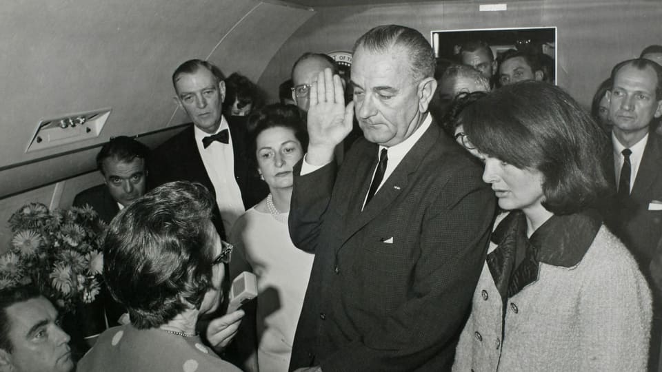 Ganz ohne Glanz und Glamour: Lyndon B. Johnson schwört den Eid nach der Ermordung von John F. Kennedy 1963 in Dallas. 