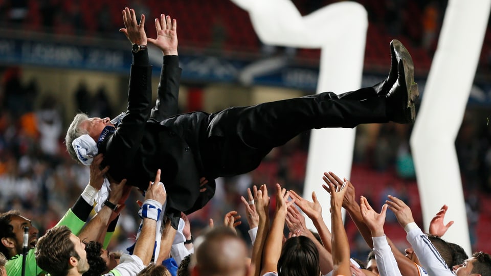 Real-Coach Carlo Ancelotti wird von seinen Spielern getragen.