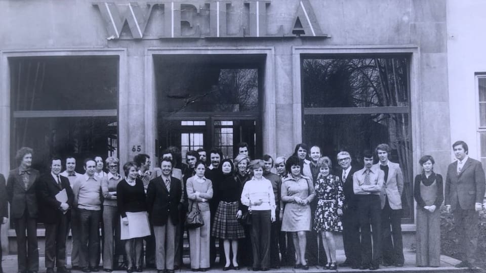 Neue Dauerwelle und rote Farben Gruppe vor Wella Gebäude
