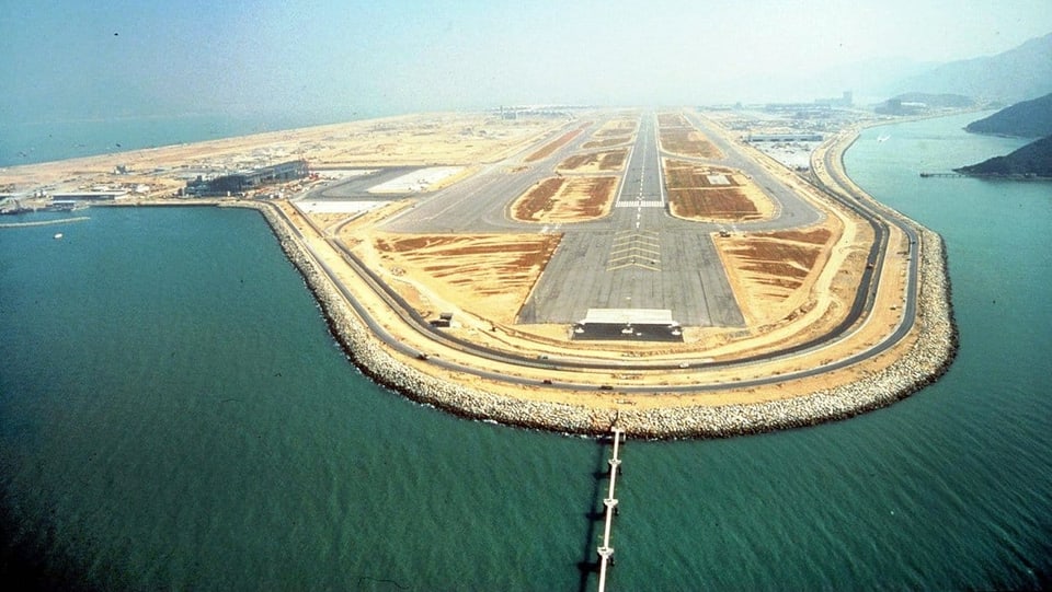 Hongkonger Flughafen auf aufgeschüttetem Land der Insel Lantau