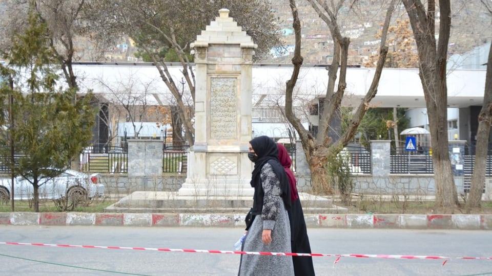 Zwei Studentinnen gehen vor der Universität in Kabul