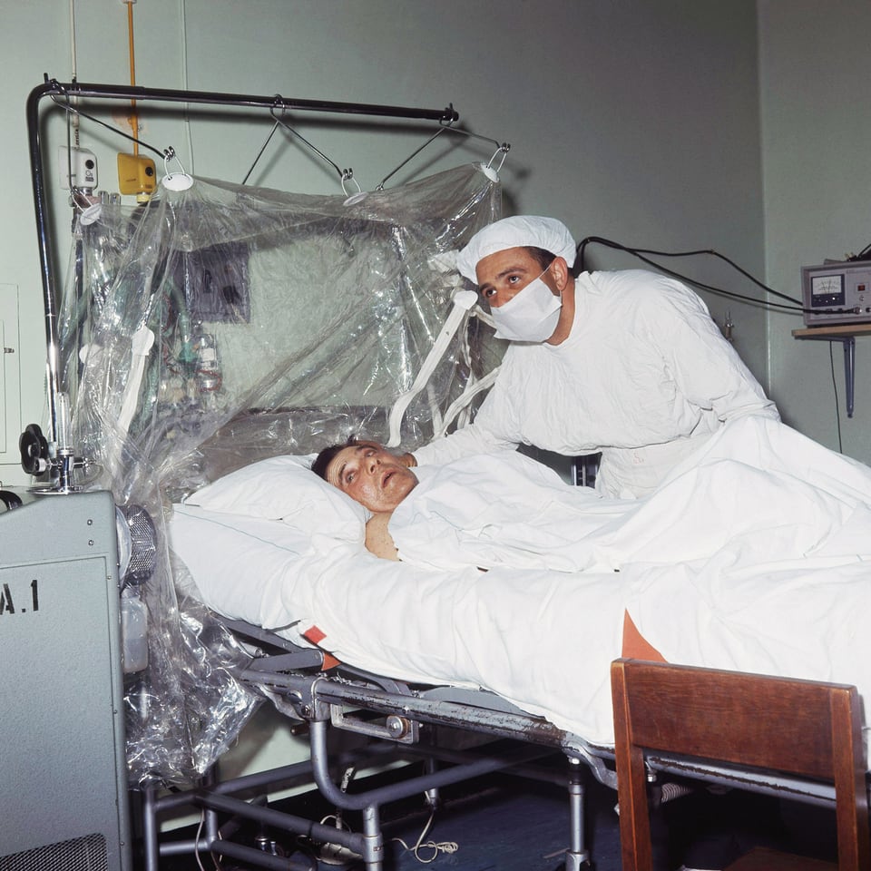 Barnard mit seinem Patienten im Krankenbett.