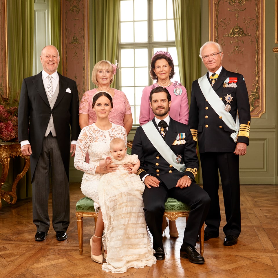 Alexander, Sofia und Philip mit den Grosseltern Erik und Marie Hellqvist, sowie Köngin Silvia und König Carl Gustaf 