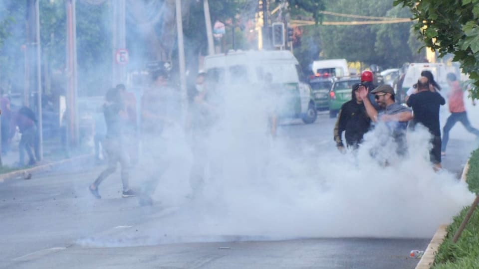 Demonstrant inmitten von Tränengasschwade